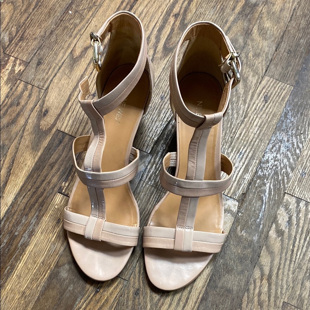 Strappy T‑Bar High Heels in Light Nude